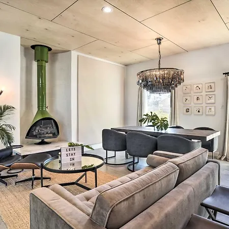 Stylish Albuquerque Home About 6 Miles To Downtown!